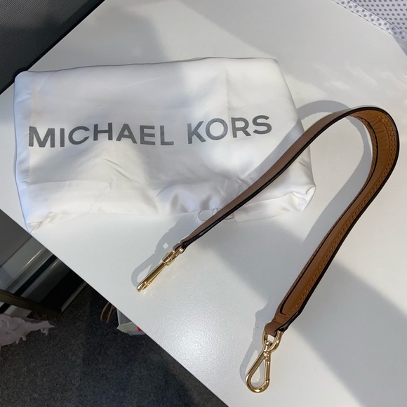 MK Satchel Purse - Picture 2 of 6